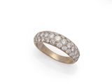 une bague avec un diamant et une monture en or 18 carats