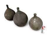 trois vases posés l'un à côté de l'autre sur une surface blanche