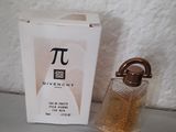 un flacon de parfum à côté d'une boîte de parfum