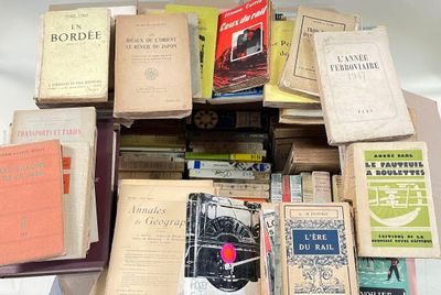 une pile de vieux livres posés sur une table