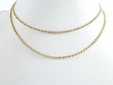 un gros plan sur un collier porté par un mannequin, un mannequin, un mannequin, un mannequin, un mannequin, un mannequin, un mannequin