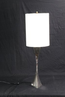 une image d'une lampe de table avec un abat-jour blanc