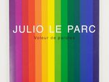 la couverture d'un livre avec un fond rayé aux couleurs de l'arc-en-ciel