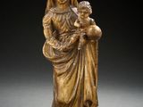 l'image d'une statue représentant une femme tenant un enfant dans ses bras