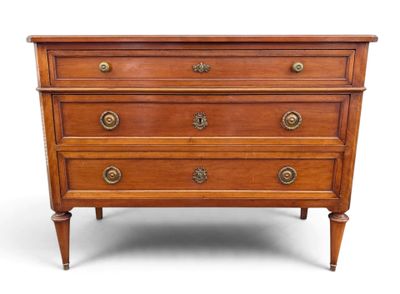une commode ancienne dotée de poignées en laiton sur chaque tiroir