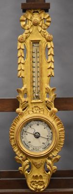 une horloge accrochée au mur de la pièce