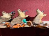 trois peluches posées sur une table