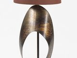 une lampe surmontée d'un abat-jour marron