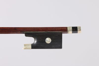 gros plan d'un archet de violon sur fond blanc