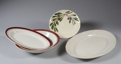 Deux assiettes et un bol sont posés les uns à côté des autres sur une table.