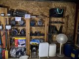 une pièce contenant de nombreux objets et équipée d'un ventilateur