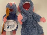 deux peluches assises l'une à côté de l'autre