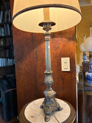une lampe posée sur une table dans une pièce
