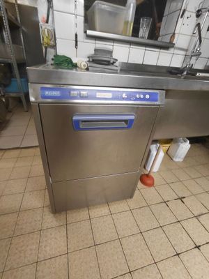 un lave-vaisselle en acier inoxydable trônant au milieu d'une cuisine