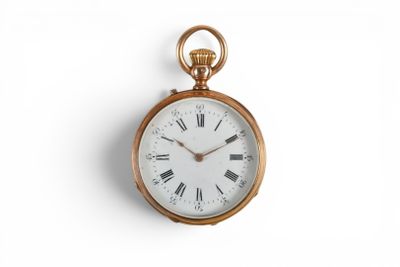 une montre de poche en or avec des chiffres romains sur le cadran