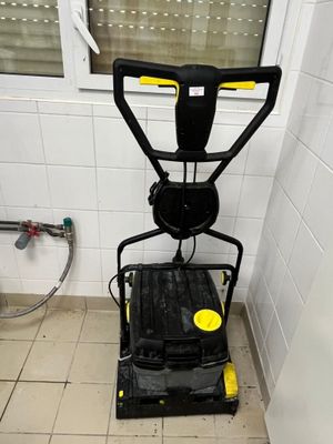 une machine qui se trouve dans un coin de la salle de bains