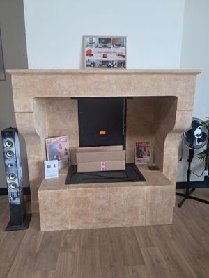 une cheminée équipée de haut-parleurs et un tableau accroché au mur