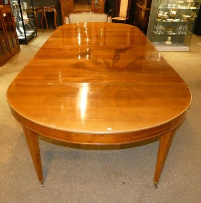 une grande table en bois, avec une vitrine en arrière-plan