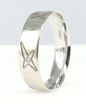 bague en argent avec un motif d'étoile de mer à l'intérieur
