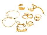 plusieurs bagues et bracelets en or sur fond blanc