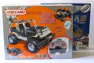 véhicule télécommandé lego technic en boîte sur surface blanche