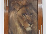 tableau représentant un lion, dans un cadre en bois, accroché à un mur blanc