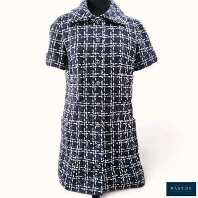 une photo d'une robe à manches courtes pour femme