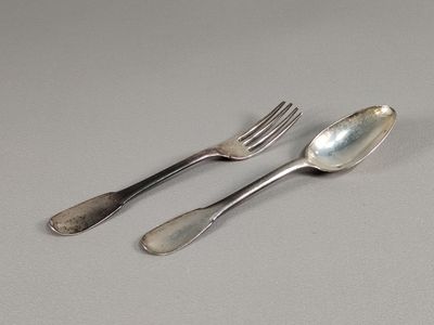 deux cuillères et une fourchette posées sur une table