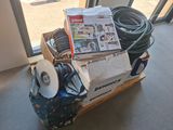 une caisse à outils posée sur une palette