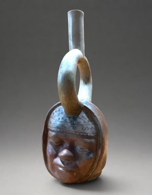 Vase à portrait anthropomorphe en forme d'étrier, culture Mo…