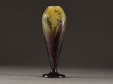un vase en verre orné d'un motif jaune et marron