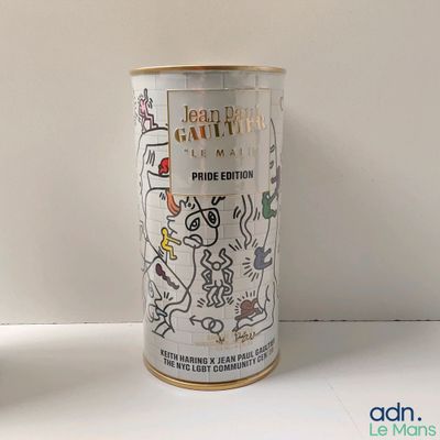 une boîte sur laquelle figure une image de personnes assises à une table
