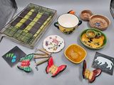 un grand nombre d'objets différents posés sur une table