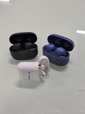 trois AirPods posés sur une table