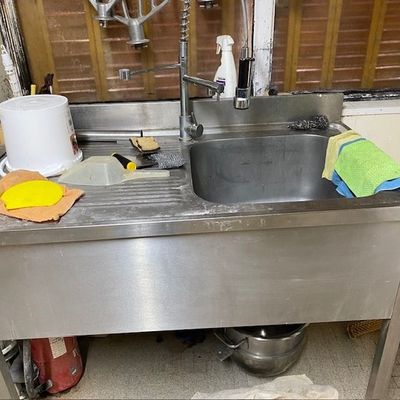 un évier situé au milieu d'une cuisine