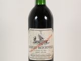 une bouteille de vin posée sur une table