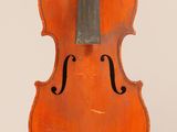 un vieux violon posé sur une surface blanche