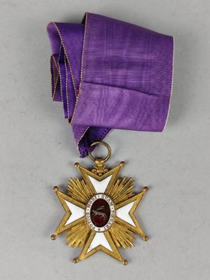 un gros plan d'une médaille entourée d'un ruban violet