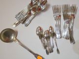 de nombreuses cuillères et des cuillères-cuillères posées sur une table