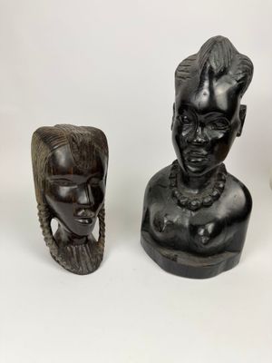 trois busturines africaines, dont l'une représente un visage de femme et l'autre est