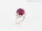 un gros plan d'une bague sertie d'un rubis et de diamants