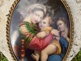 l'image d'une photo représentant une femme tenant un bébé contre son revers