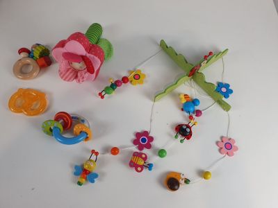 une table blanche sur laquelle sont posés tout un tas de jouets