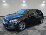 une voiture noire est garée dans une pièce au sol en damier