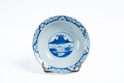 une assiette bleue et blanche sur laquelle est représentée une montagne