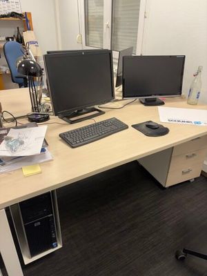 un bureau d'ordinateur équipé de deux écrans et d'un clavier