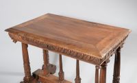Table à écrire en noyer sculpté ouvrant par un tiroir et rep… (photo 3)