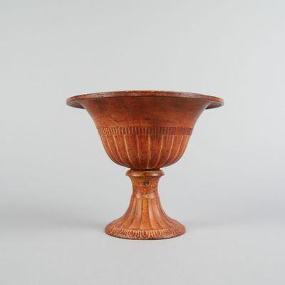 une photo d'un vase en bois posé sur une table