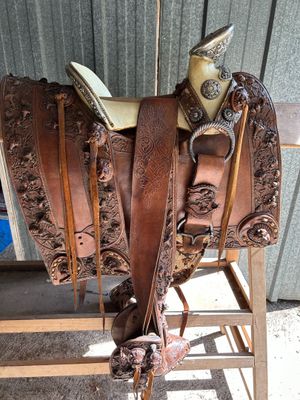 a saddle with a lot of leathers on it