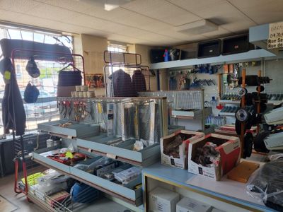un magasin avec beaucoup d'articles sur les étagères